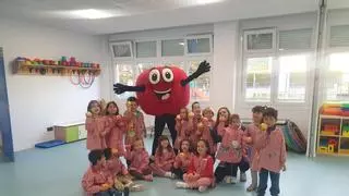 Divertido reparto de frutas en los colegios de Villaviciosa para celebrar el Día de la Manzana