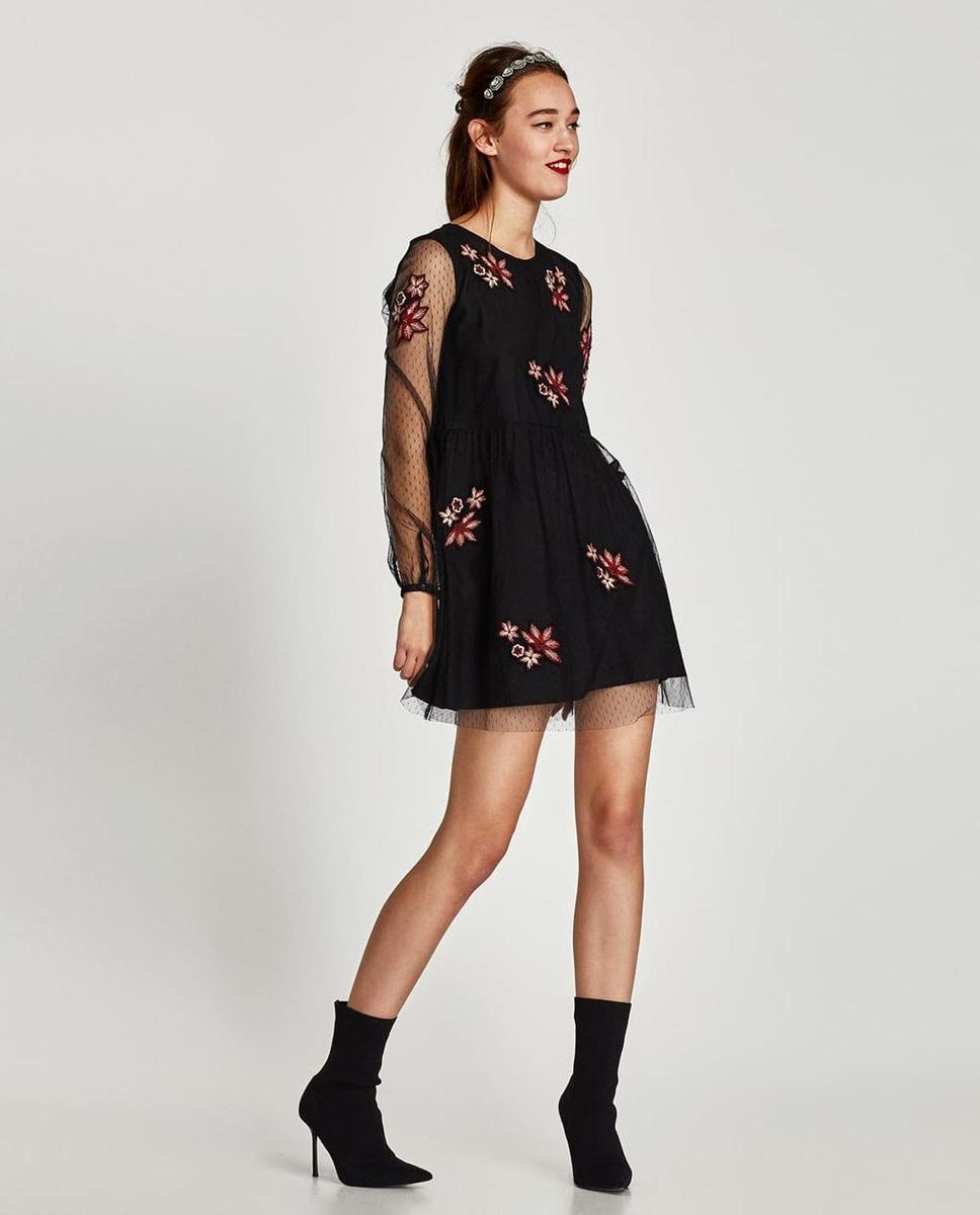 Vestido de plumetti negro de Zara