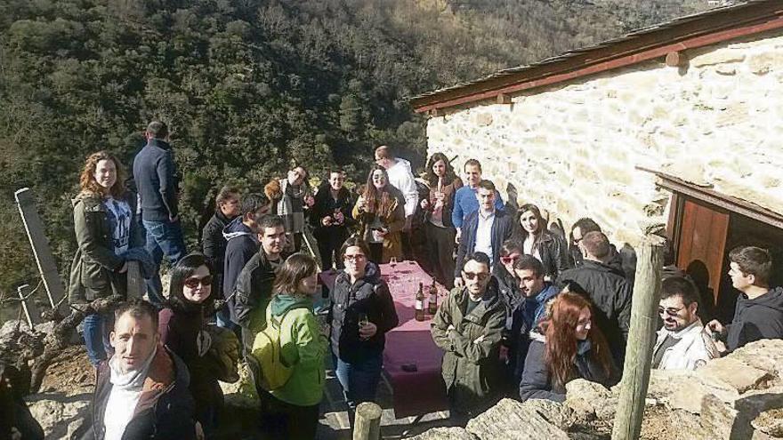 Treinta jóvenes realizan una visita guiada en catamarán por la Ribeira Sacra