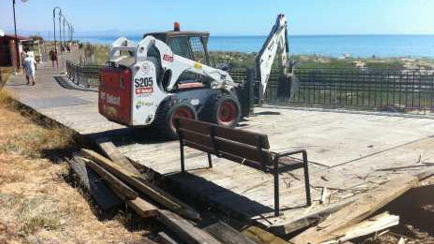 Inician la reparación de la senda peatonal en la playa de La Mata