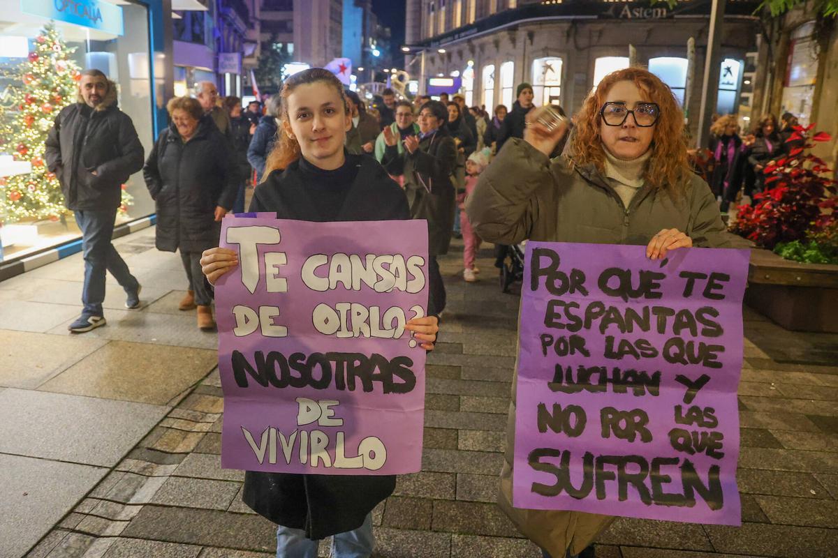 Asistentes a la manifestación del Día contra la violencia de género de Vilagarcía.