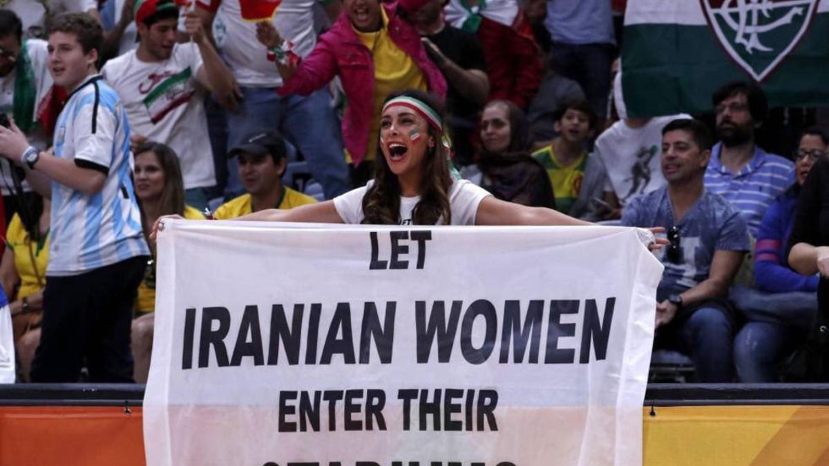 &quot;Dejen entrar a las mujeres iranís en sus estadios&quot;, reza la pancarta