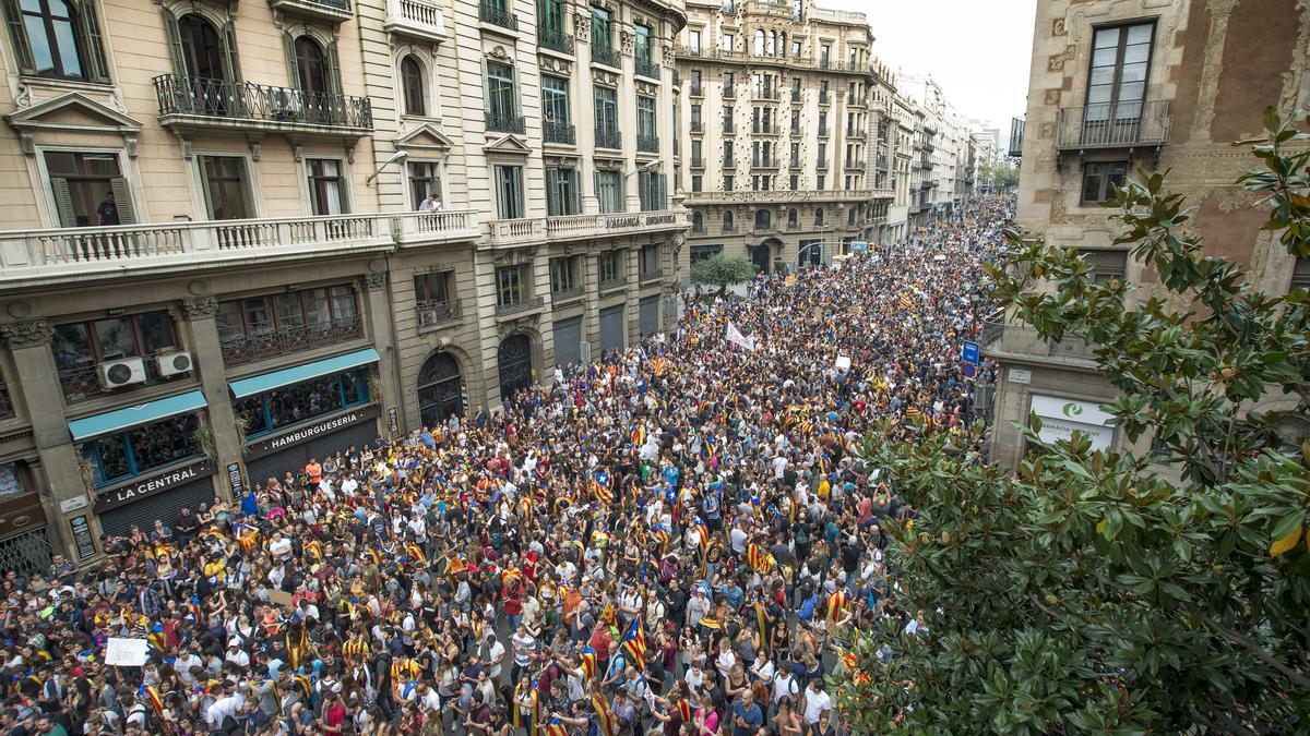 Miles de manifestantes protestan contra las cargas policiales del referéndum el 3 de octubre de 2017.