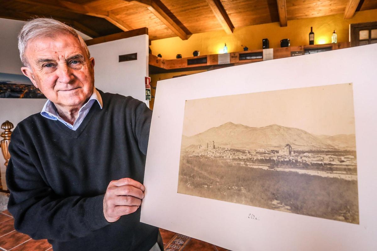Francis Valero junto a una de las fotografías orginales.