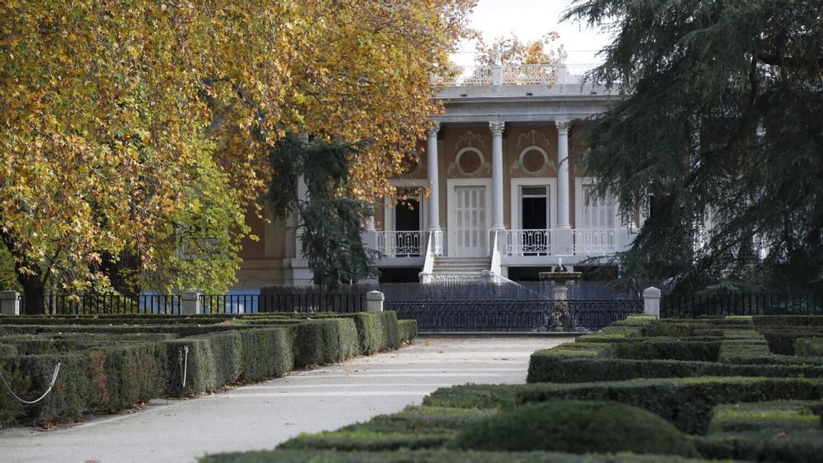 Vista de los jardines de El Capricho con el palacio de la duquesa de Osuna al fondo.