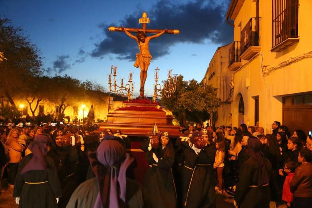 Lunes Santo primaveral para albergar una simbiosis de marchas y silencio