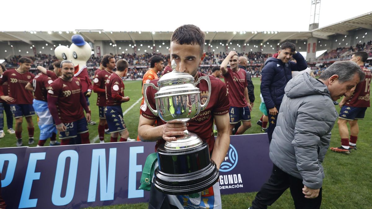 Chiqui, con el trofeo de campeones de liga de Segunda Federación.