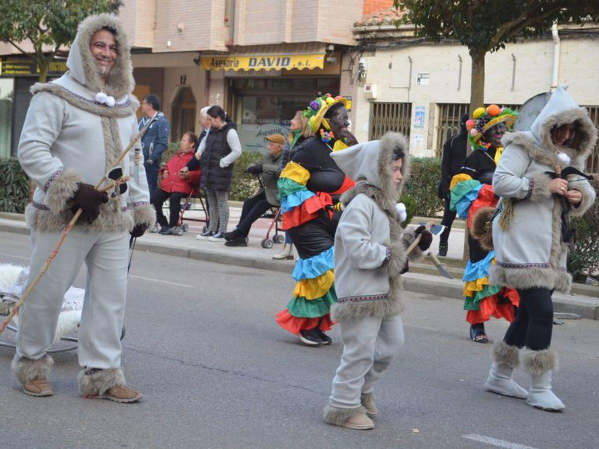 El desfile infantil por Maragatos. | E. P.