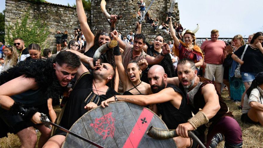 Visitantes celebrando la Romaría Vikinga de Catoira, una fiesta de interés internacional.