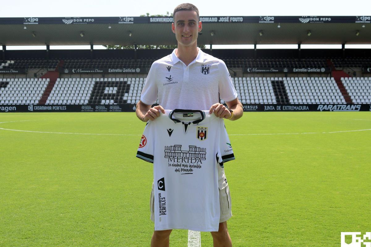 Álvaro García, Varo, llega al Castellón procedente del Mérida.