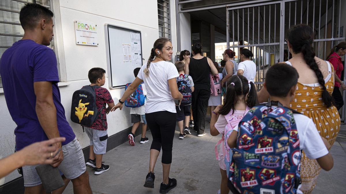 Alumnos entrando a un colegio de Ibiza