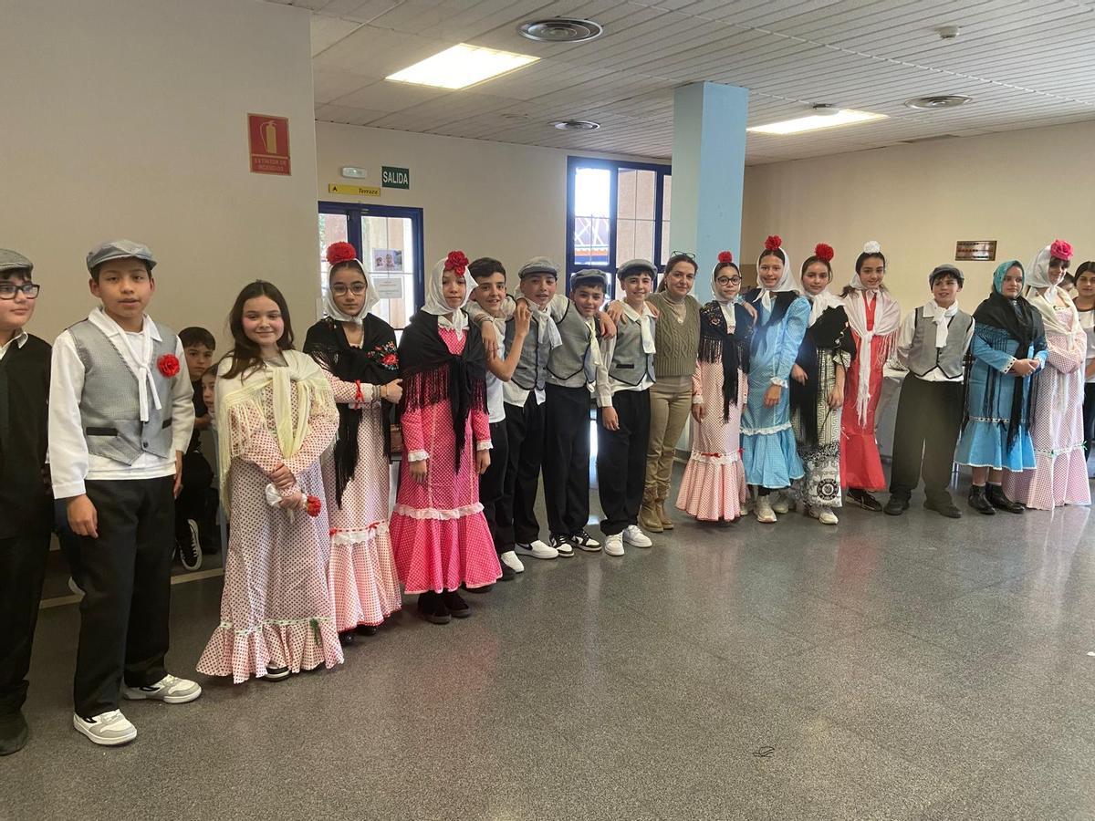 Varios niños y niñas del CEIP Fernando II, durante la visita a la Residencia Mixta.