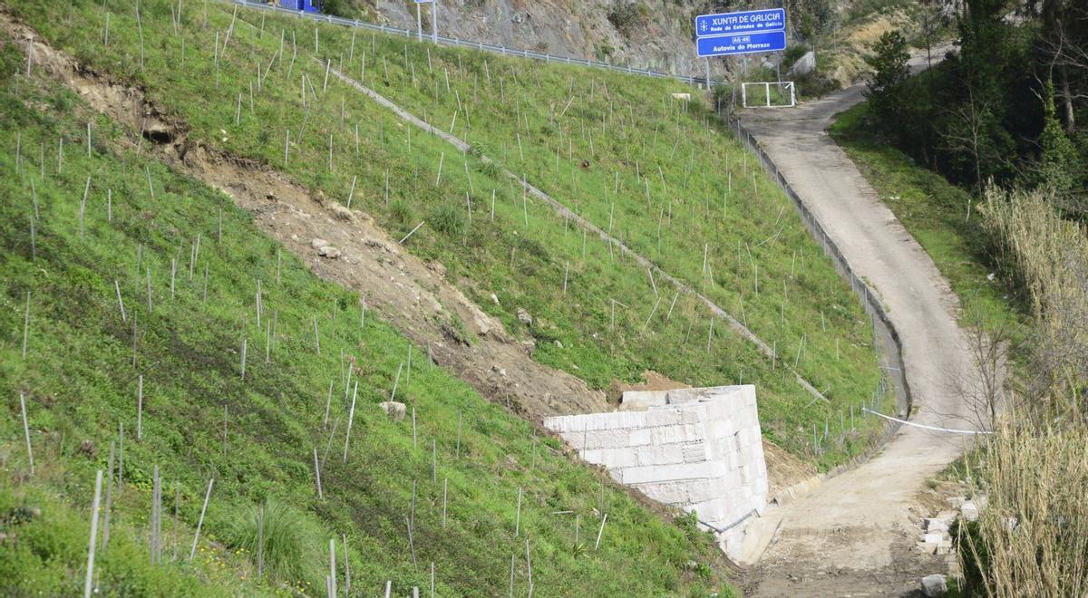 La nueva estructura de protección, tras el desnivel que cae desde la calzada.