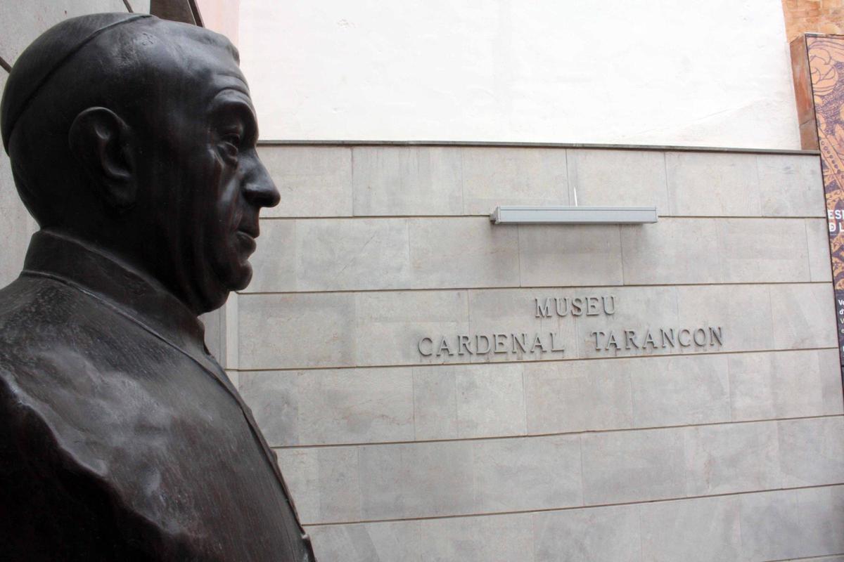 Foto de archivo de la fachada del museo del Cardenal Tarancón, junto a un busto de este ilustre burrianense.