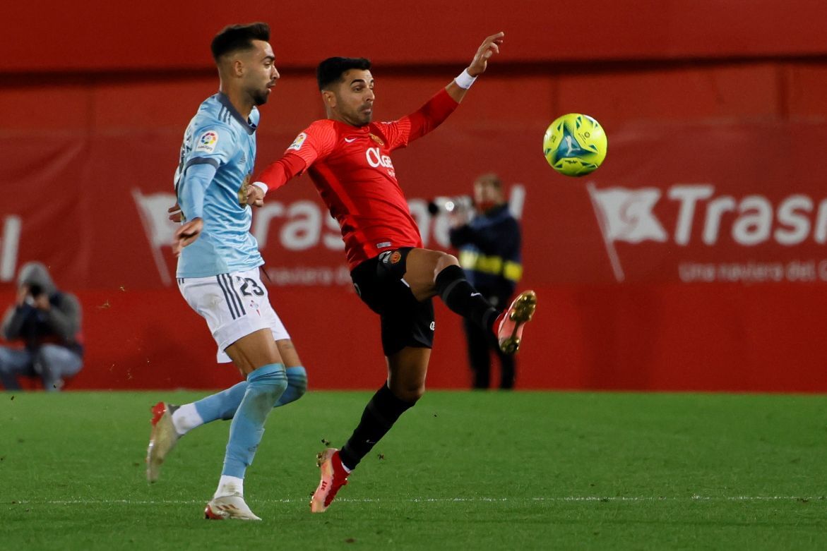 Las mejores imágenes del partido (y del viento) entre el Mallorca y el Celta