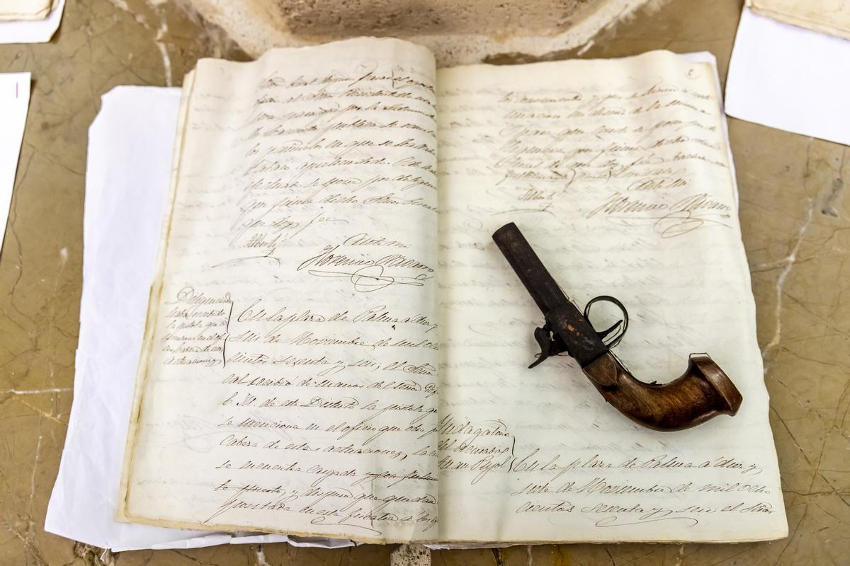 Sumario de la incautación de tabaco de contrabando y de una pistola, con el arma original.