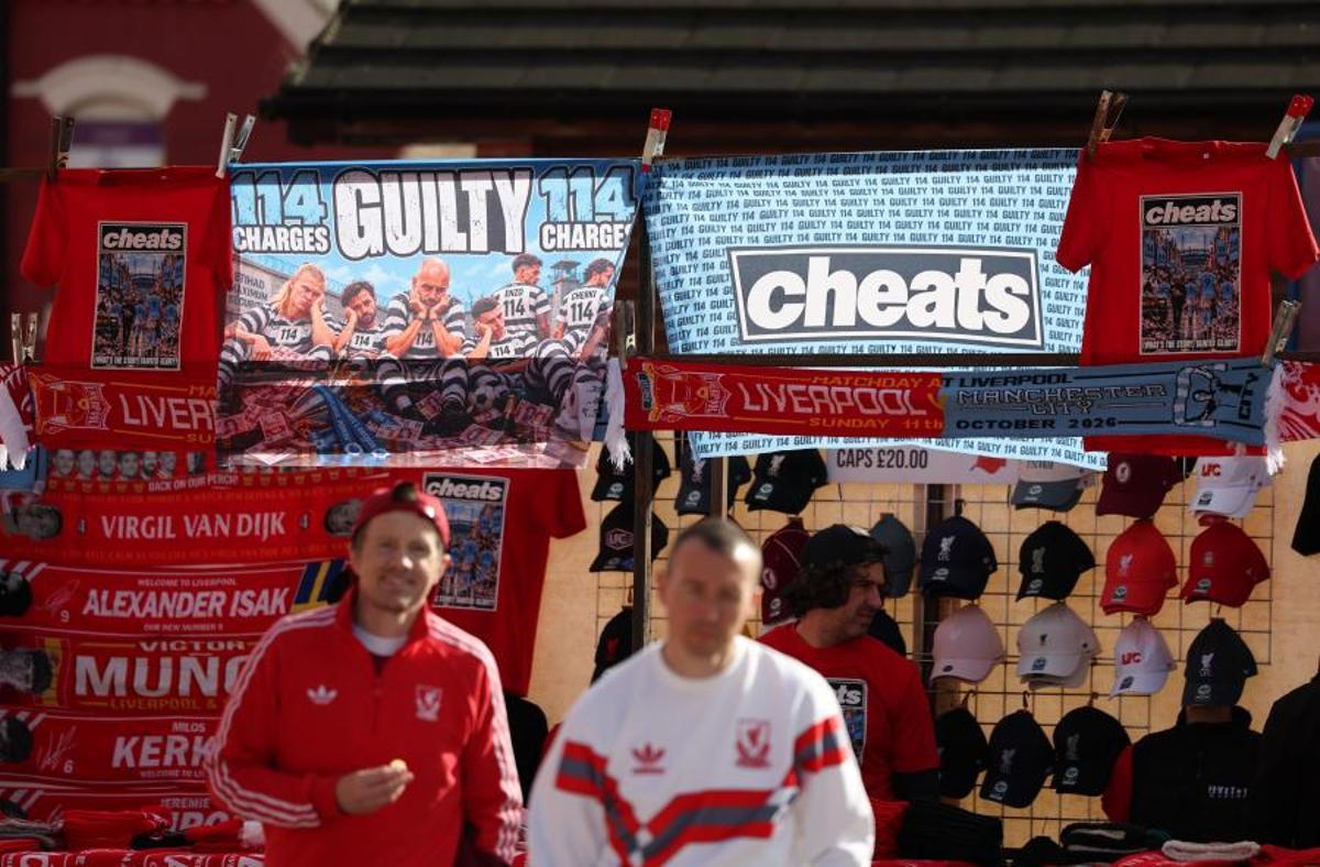 Pancartas contra el City en Anfield