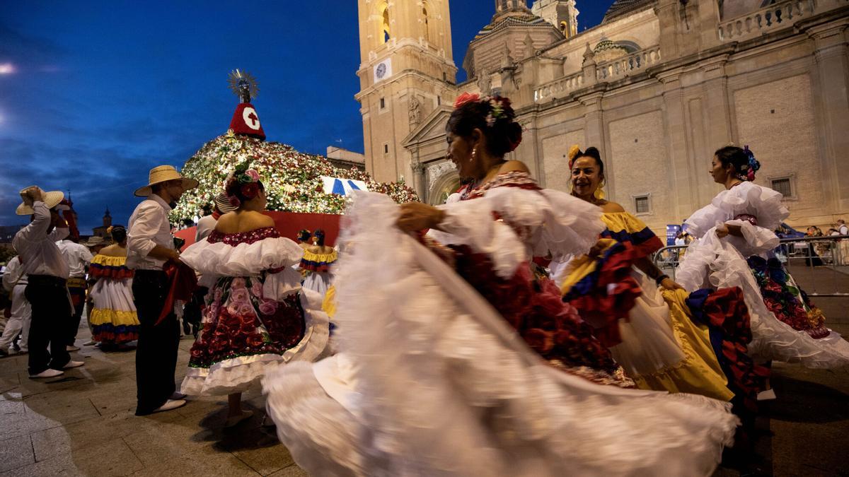 Ofrenda de Flores a la Virgen del Pilar el año pasado