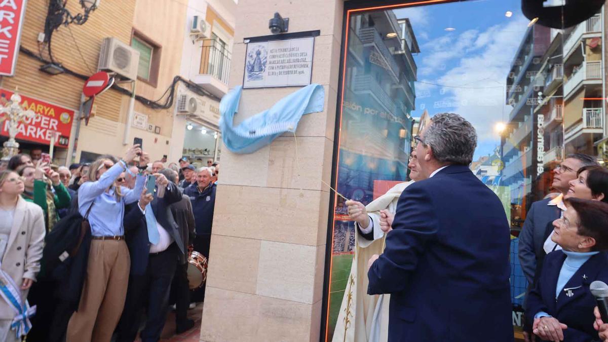 Descubrimiento de un azulejo conmemorativo en la calle Alameda del alcalde Pedro Zaragoza Orts.