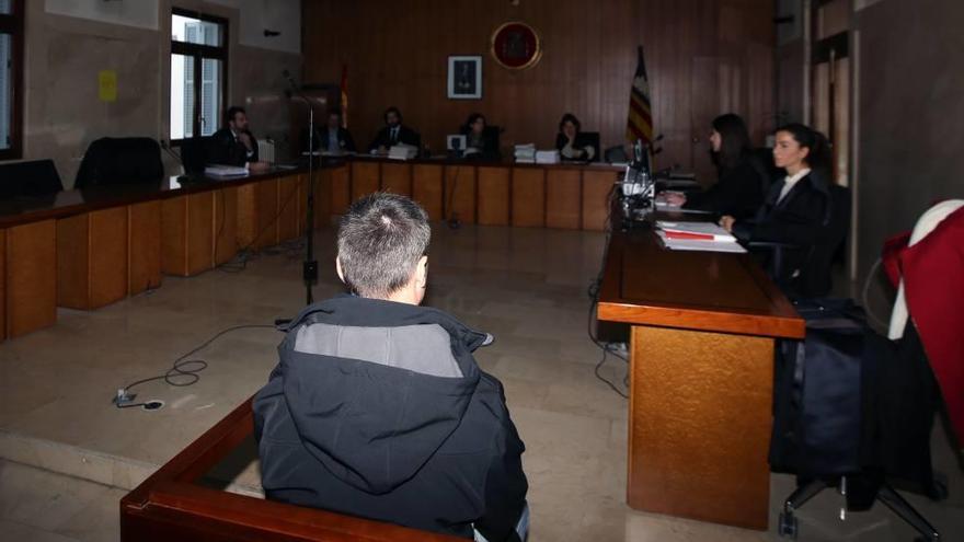 El procesado ayer se declaró culpable de un delito de agresión sexual agravada ante el tribunal de la sección segunda.