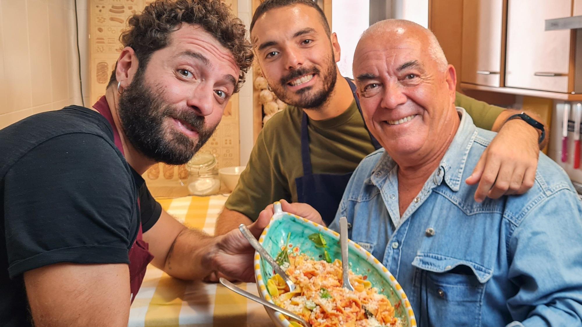 Vittorio y Riccardo Figurato, dueños la pizzería y la 'trattoria' Fratelli Figurato, con su padre, Guglielmo y sus 'tagliatelle fresche al sumo fresco di papa' con salsa de tomate fresco y albahaca.