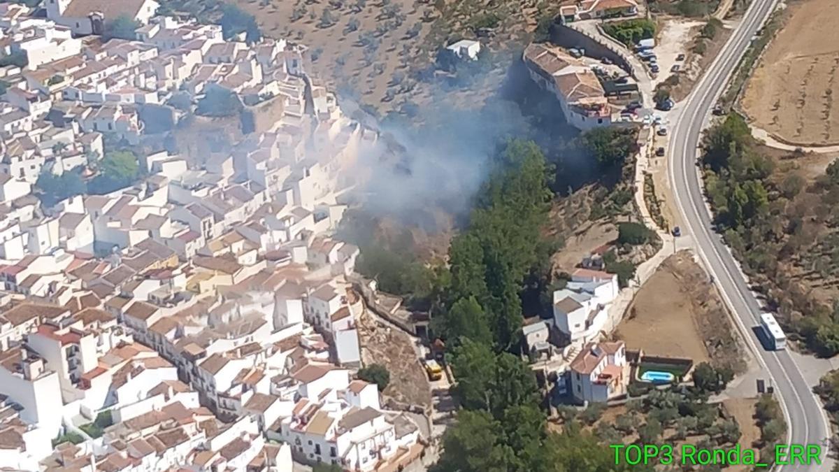 Imagen del incendio que afecta a una zona del municipio de El Burgo.