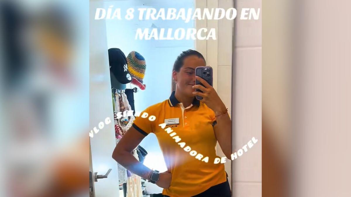 La joven en uno de sus vídeos mostrando su rutina trabajando en Mallorca.