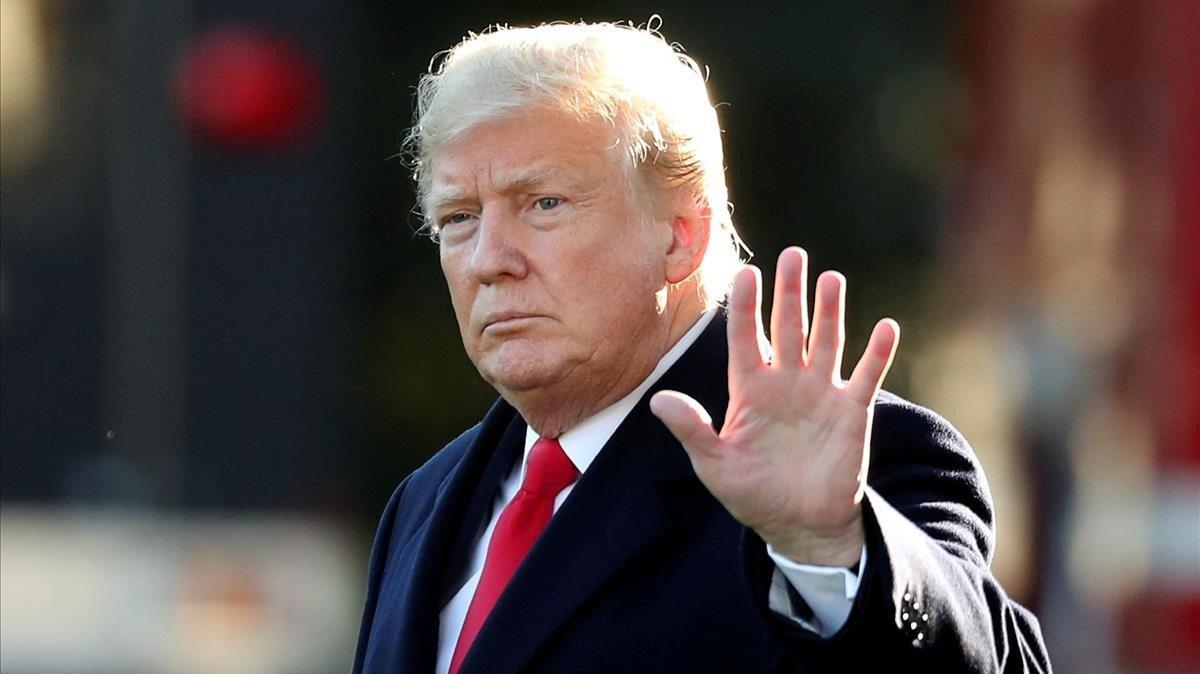 fcasals45606981 u s  president donald trump waves prior to departing on a tr181025103406