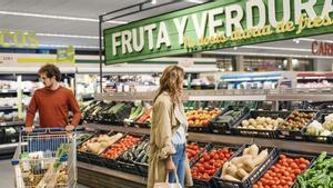 Compra en un supermercado valenciano, en una imagen de archivo.