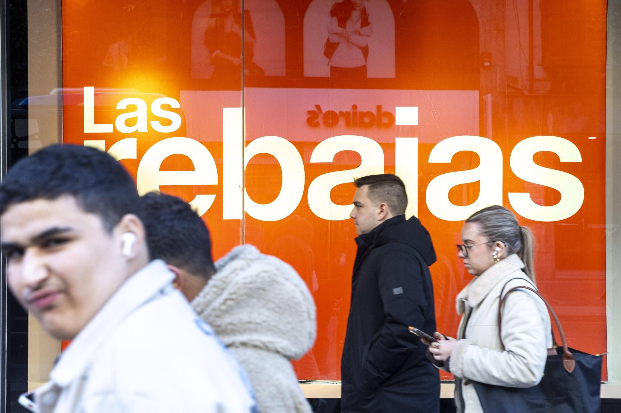 EN IMÁGENES: El  tiempo gélido anima las rebajas en Oviedo