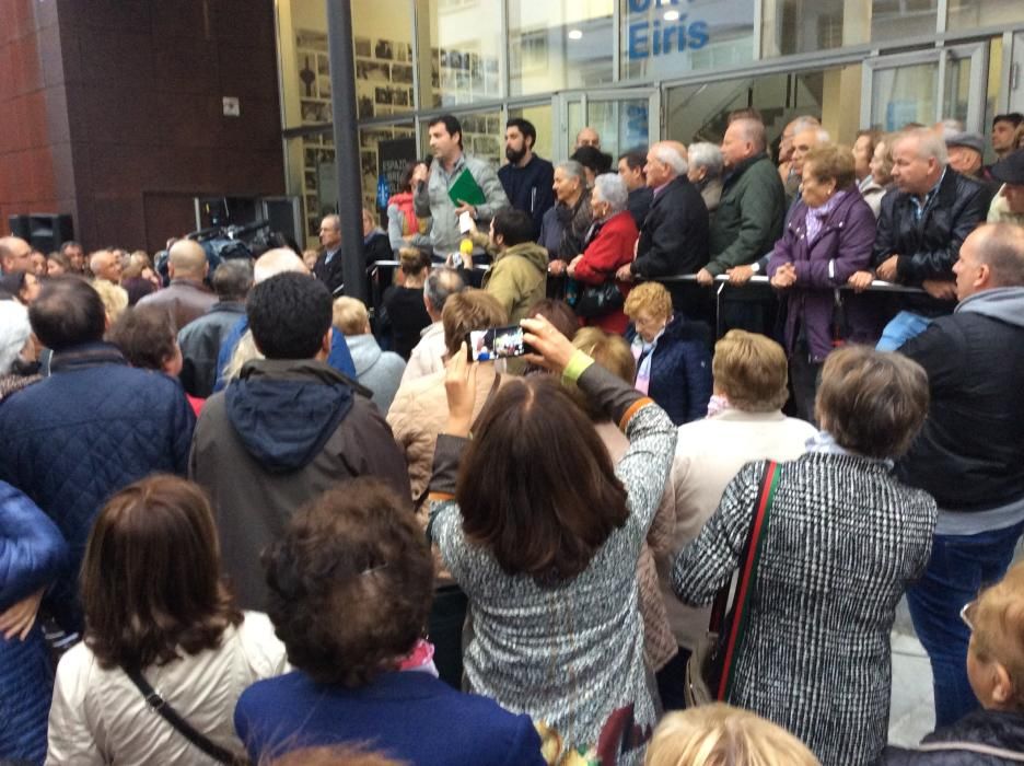 Asamblea de vecinos en el centro cívico de Eirís con Silvia Cameán y Xiao Varela