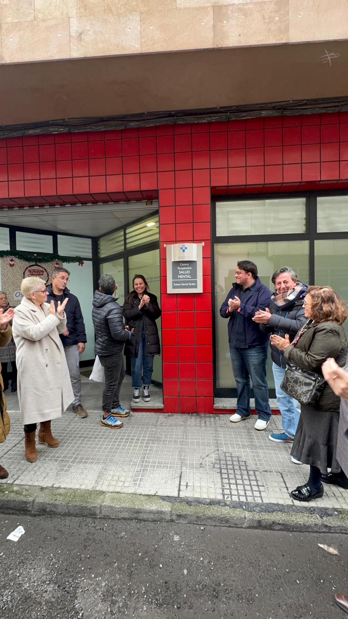Momento en el que la familia de Susana García Tardón descubre la placa.