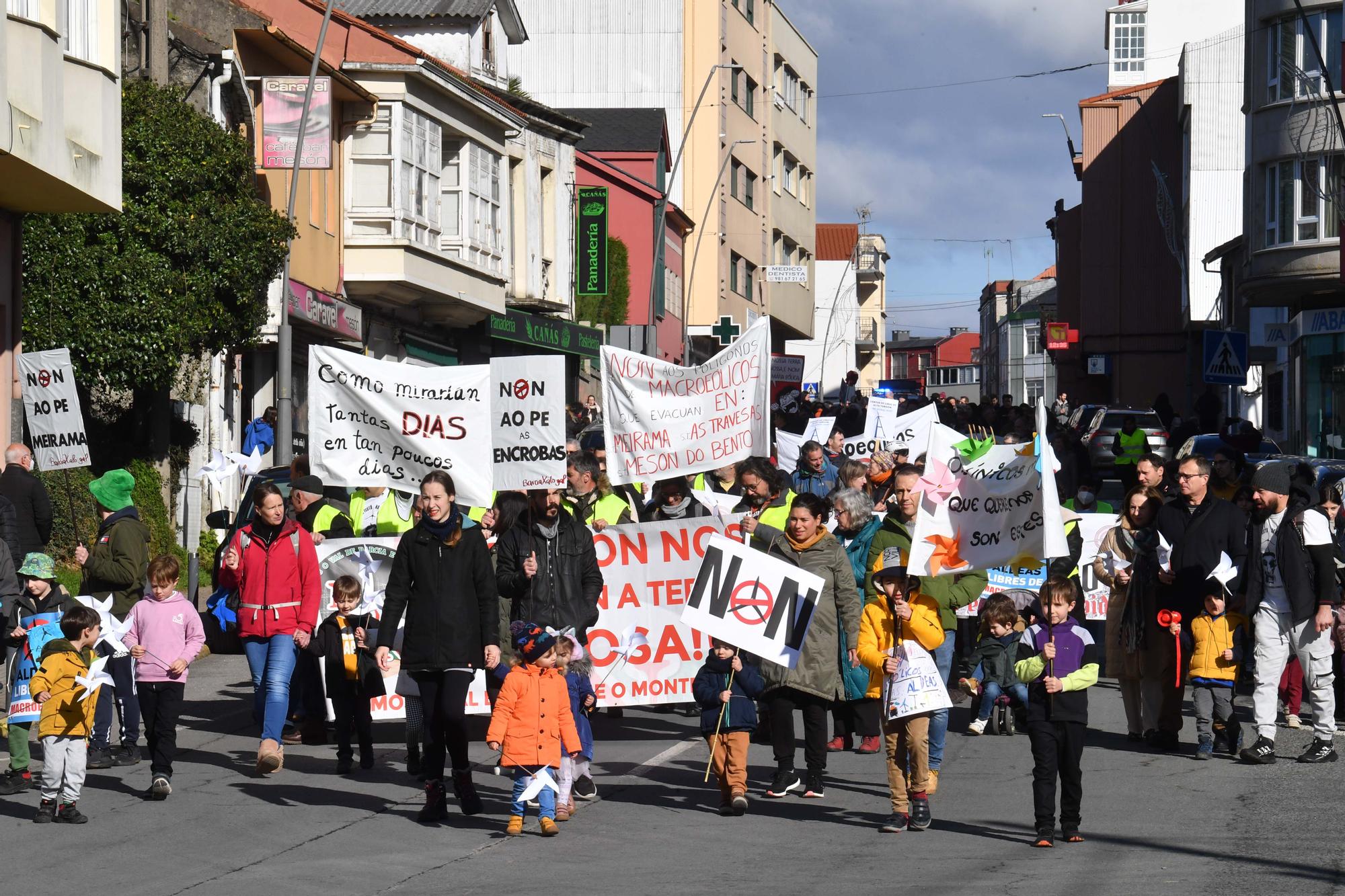 Marcha el Carral contra la "invasión eólica"