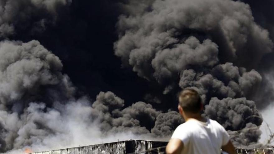 El incendio en la empresa Fontestad, en Museros, ha ocasionado una gran columna de humo.