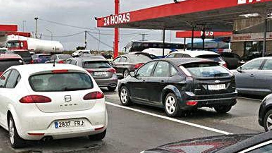 Colas en las gasolineras de la frontera de Fuentes de Oñoro.