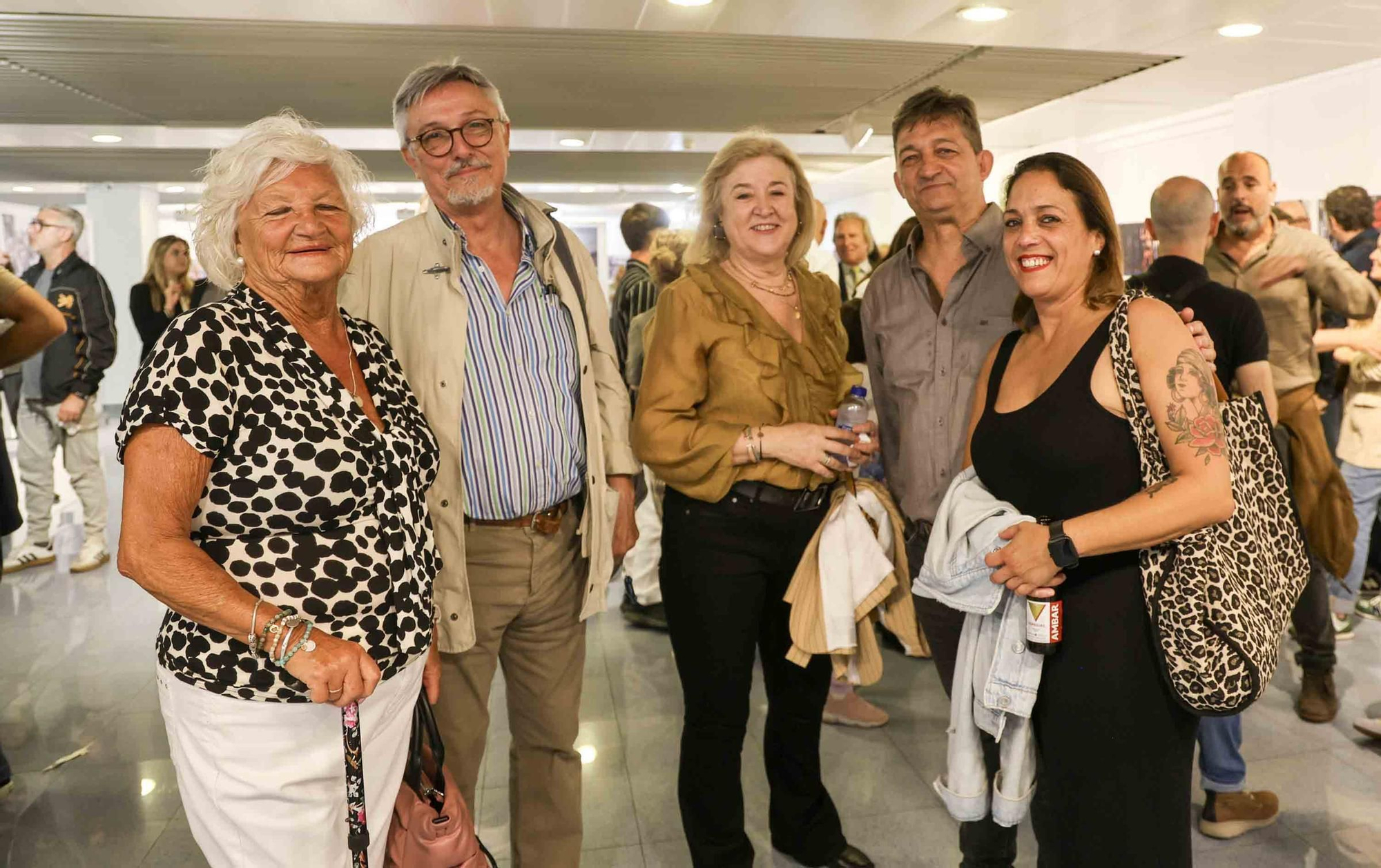 lleno total en la inauguración de INFotoperiodistas 2024,. un año de fotografía de prensa en Alicante