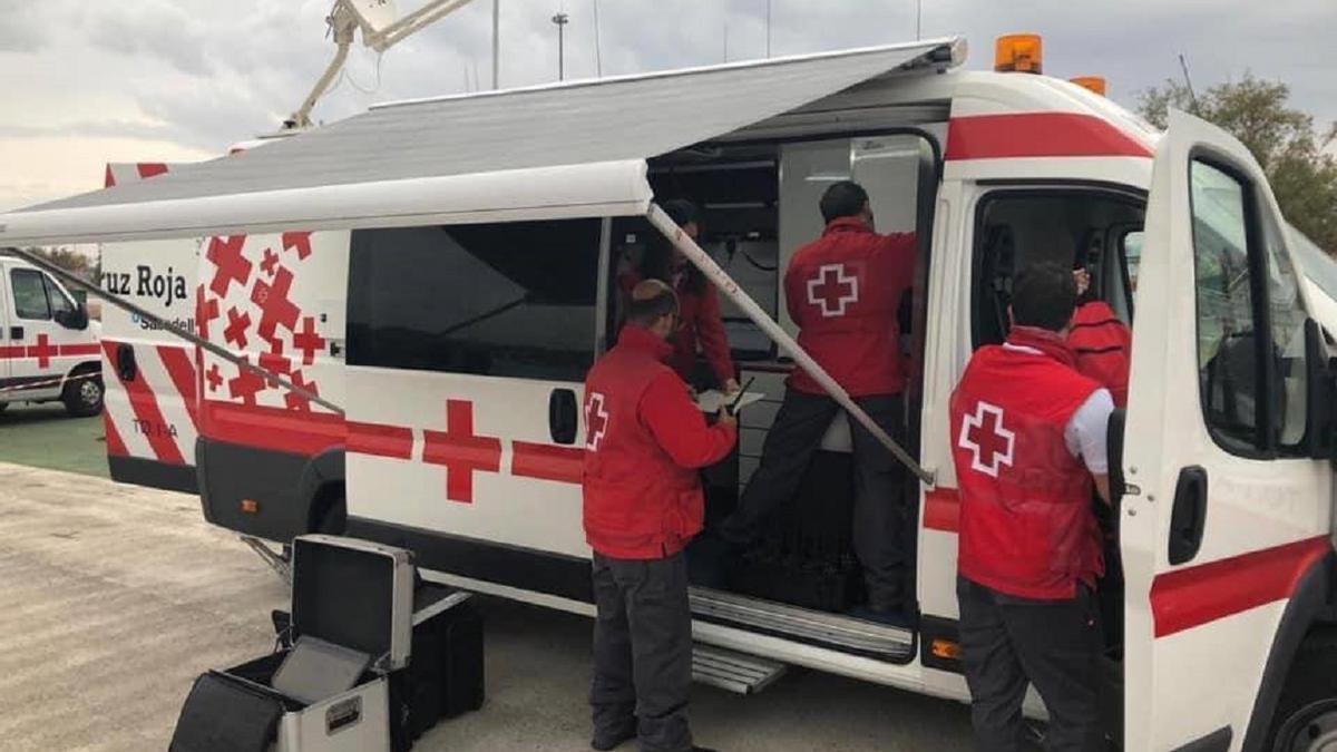 Uno de los vehículos de Cruz Roja que utiliza para la ayuda humanitaria.
