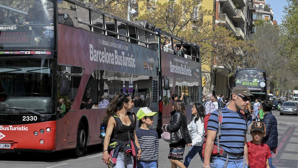 Turistas en la calle Cerdeña alrededor de la Sagrada Familia