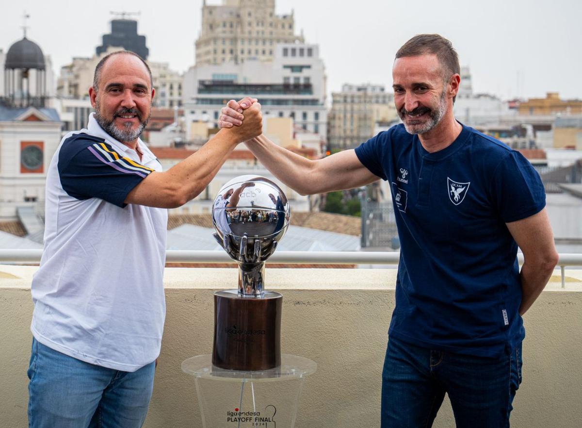 Sito Alonso y Chus Mateo, por un lado, y Radovic y Campazzo, por otro, posan con el trofeo en un acto celebrado ayer por la ACB en Madrid. | ACB
