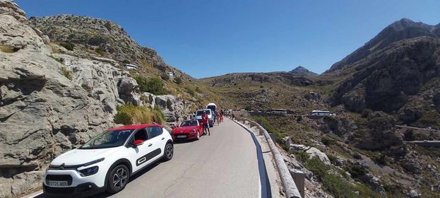 Retenciones kilométricas en sa Calobra por una avería de un bus