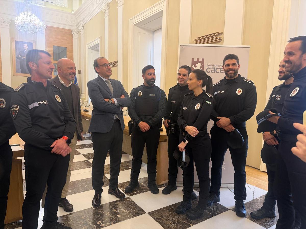 El alcalde de Cáceres charla con los nuevos integrantes durante el acto.