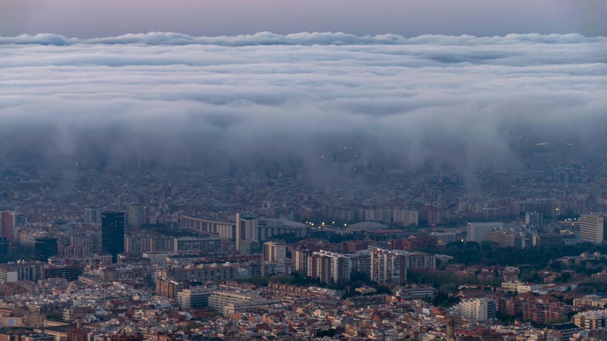 Bancos de nubes bajas sobre el litoral de Barcelona, el 12 de abril del 2023