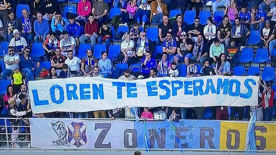 La pancarta de la afición del Tenerife, ante el interés por Loren, durante la disputa del partido ante la Ponferradina en el Heliodoro.