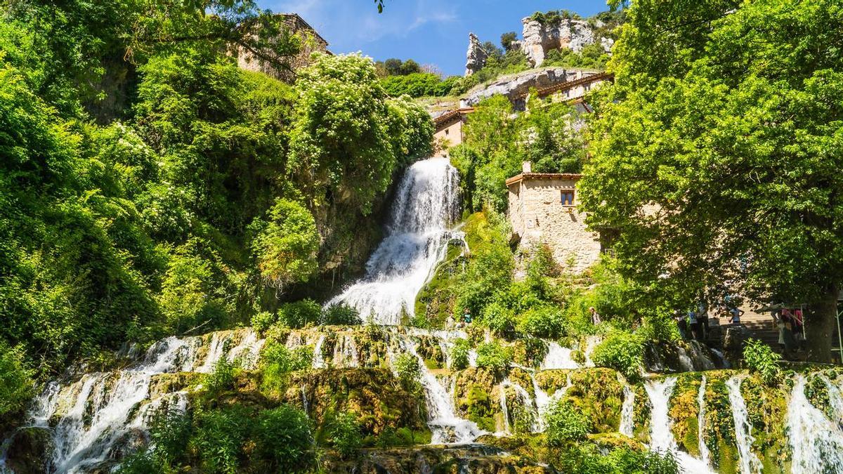 Orbaneja del Castillo, el pueblo que vive dentro de una cascada