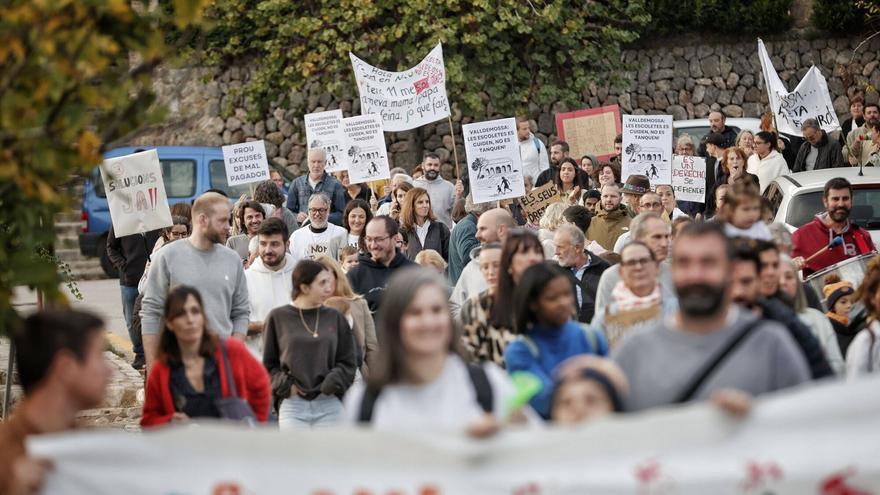 Más de 200 vecinos se manifiestan en Valldemossa contra el cierre de la 'escoleta' municipal
