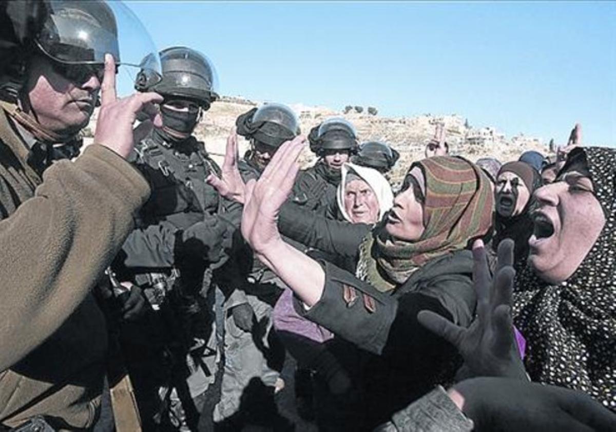 Dones palestines s’enfronten a la policia israeliana per una demolició.