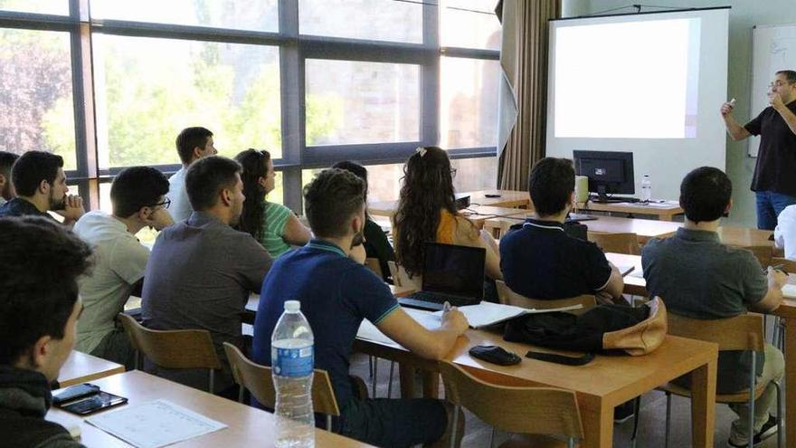 Los alumnos asisten a su sesión de emprendedurismo en la Rei Afonso Henriques.