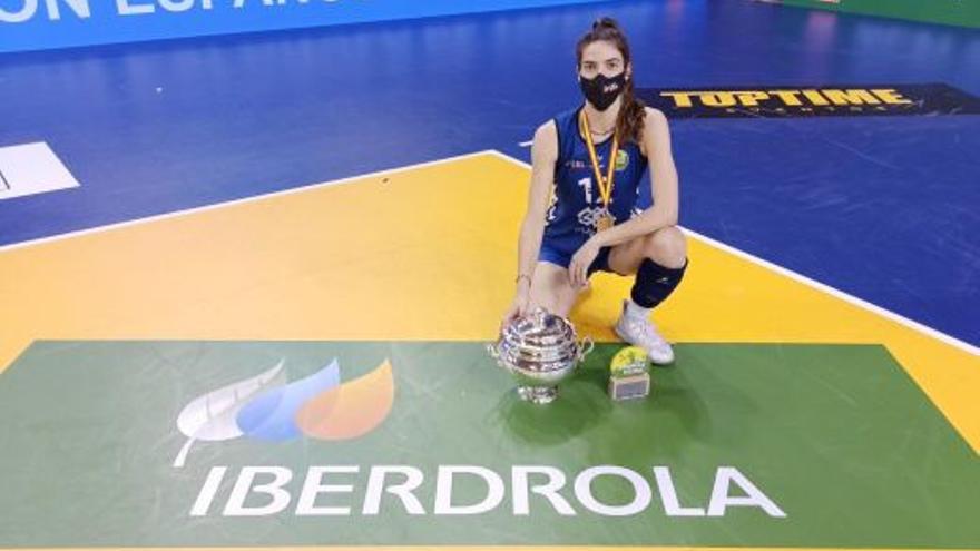 Alejandra del Burgo, con la Copa de la Reina y el trofeo que la acredita como MVP del campeonato. / RFEVB