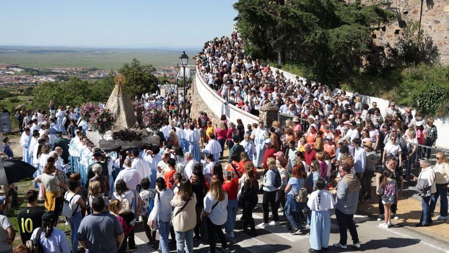 La Virgen de la Montaña enfila la bajada del santuario