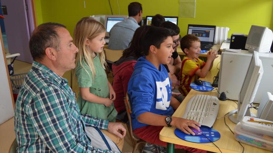 Alumnes de l&#039;escola de Vilada fent un taller, el curs passat.